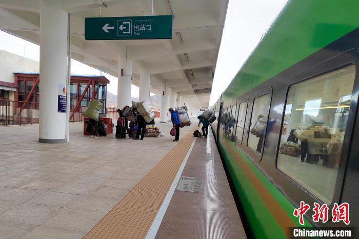 乘客乘復工專列抵達日喀則?！±_車務(wù)段 供圖