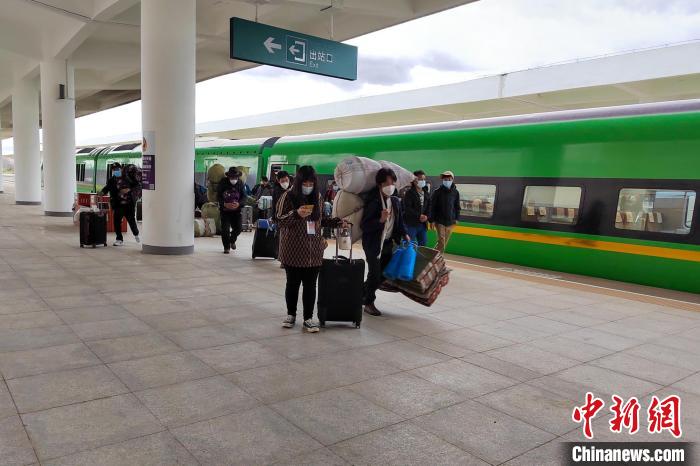 10月6日，乘客乘復工專列抵達日喀則?！±_車務(wù)段 供圖