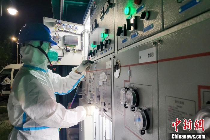 西藏電力部門順利完成方艙醫(yī)院供電設(shè)備安全可靠接入。　王大飛 攝