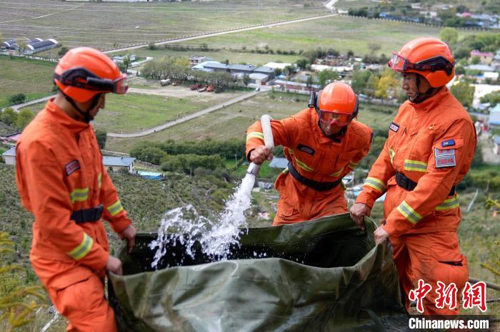 技能大練兵過程中，消防員在陡坡上向蓄水池注水。　李國燾 攝