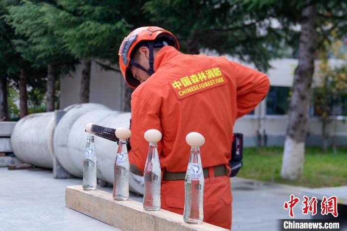 西藏林芝森林消防技能大練兵現(xiàn)場，消防員使用液壓鉗夾取雞蛋?！钣例?攝