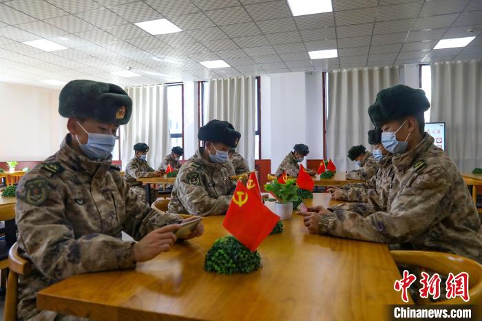 圖為阿里軍分區(qū)某邊防團組織官兵通過手機收聽收看二十大開幕盛況?！詵|供圖