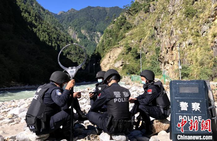 圖為西藏吉隆出入境邊防檢查站移民管理警察在中尼邊境巡邏途中收看二十大開幕直播?！」陆y(tǒng) 攝