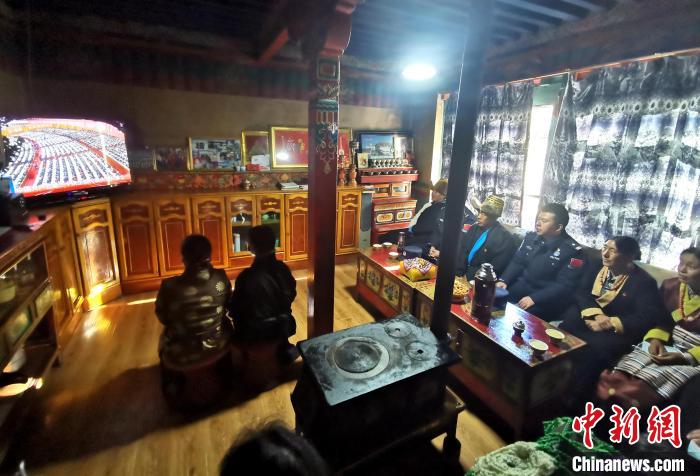 圖為西藏普蘭出入境邊防檢查站斜爾瓦執(zhí)勤點移民管理警察與駐地民眾一起收看二十大開幕盛況?！」鶗怨?攝