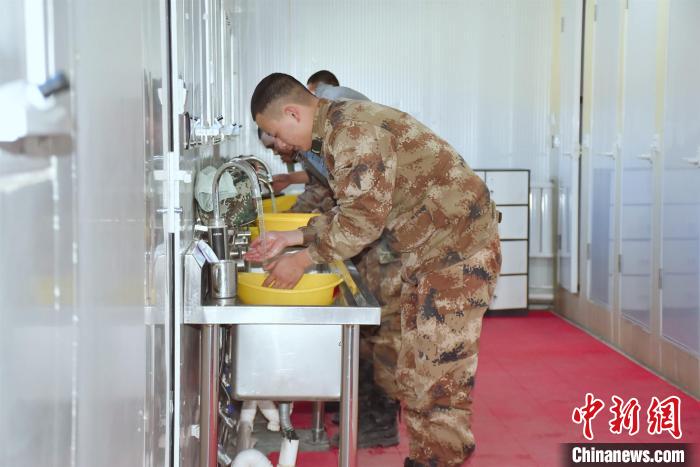 圖為阿里軍分區(qū)某邊防團官兵在新建水房洗漱?！詵| 攝