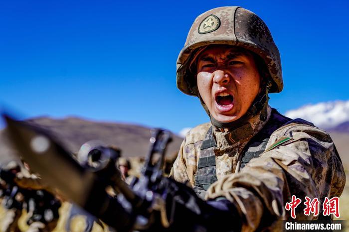 官兵正在進行刺殺操訓練。　西藏山南軍分區(qū)某團供圖