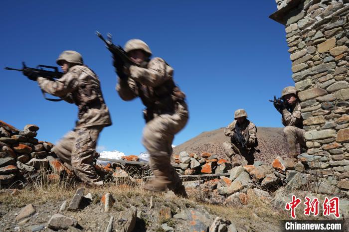 官兵正在進行戰(zhàn)術綜合訓練?！∥鞑厣侥宪姺謪^(qū)某團供圖