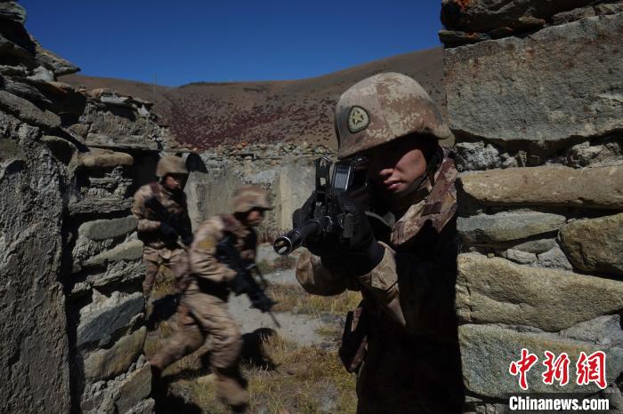 官兵正在進行戰(zhàn)術綜合訓練?！∥鞑厣侥宪姺謪^(qū)某團供圖