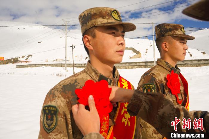 退伍老兵合照留念?！∥鞑厣侥宪姺謪^(qū)某團供圖