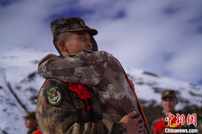 退伍老兵相擁留念?！∥鞑厣侥宪姺謪^(qū)某團供圖
