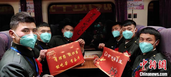 退伍老兵在退伍專列上合影留念?！∥鞑厣侥宪姺謪^(qū)某團供圖