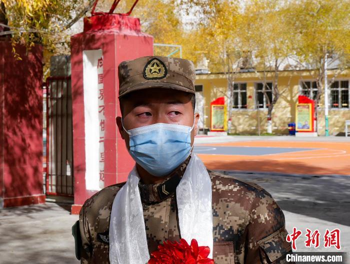 圖為什布奇邊防連退伍老兵臨別前再看一眼連隊(duì)?！詵| 攝