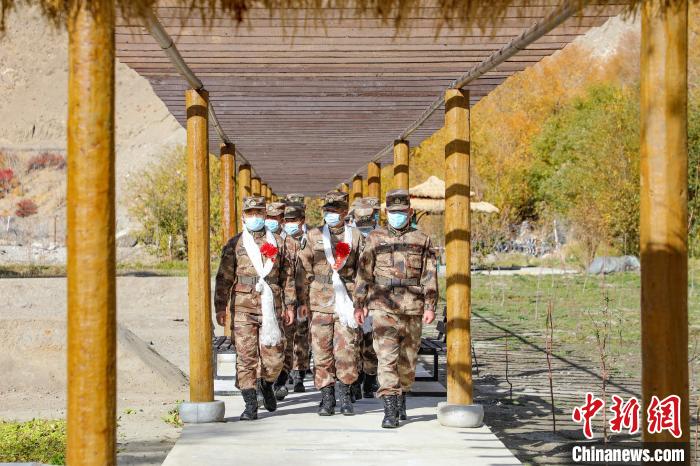 圖為什布奇邊防連退伍老兵臨別前再看一眼連隊(duì)?！詵| 攝