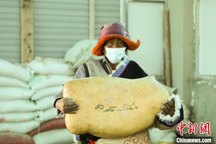 圖為茶措村牧區(qū)改革合作社酥油分紅現(xiàn)場。　索朗仁青 攝