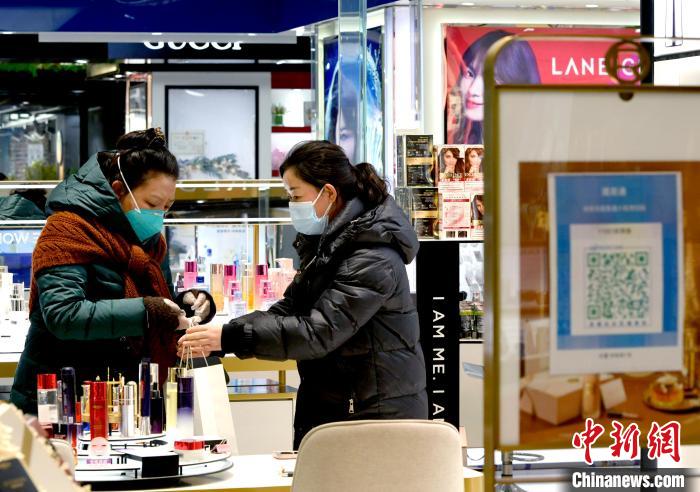 12月7日，拉薩，市民掃碼進(jìn)入拉薩百貨大樓選購(gòu)護(hù)膚品?！±盍?攝