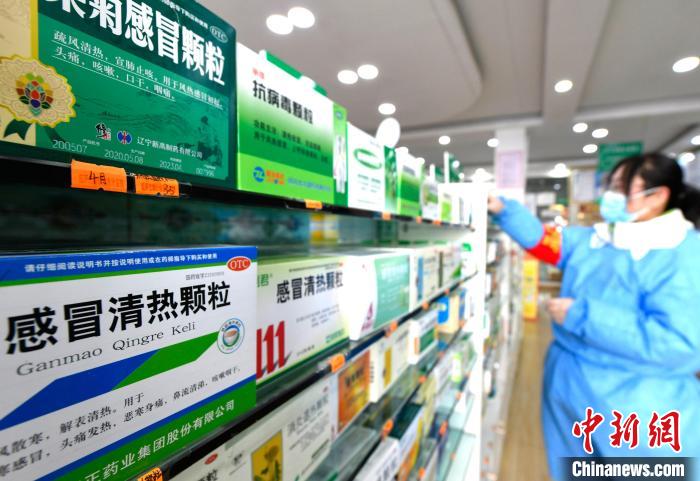 12月7日，拉薩宇拓路一藥店工作人員正在整理店內(nèi)的感冒類(lèi)藥品?！±盍?攝