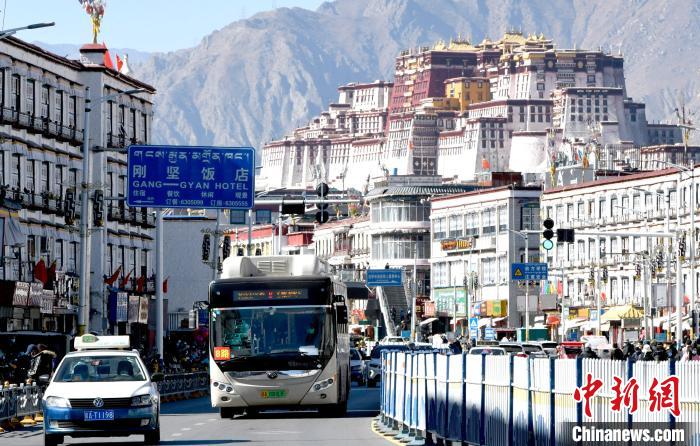 12月7日，一輛公交車(chē)從拉薩市城關(guān)區(qū)北京東路駛過(guò)?！±盍?攝