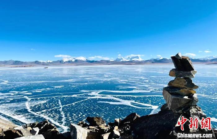 圖為普瑪江塘鄉(xiāng)境內的雪山、冰湖美景?！±丝ㄗ涌h網信辦供圖