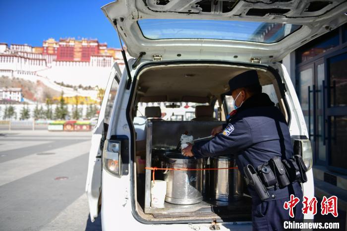 圖為1月23日，布達(dá)拉宮廣場派出所民警正在打午飯。　貢嘎來松 攝