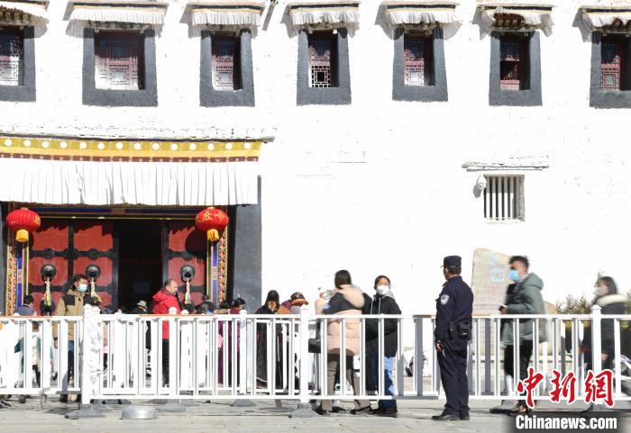 圖為1月23日，布達(dá)拉宮廣場派出所民警正在引導(dǎo)游客?！∝暩聛硭?攝