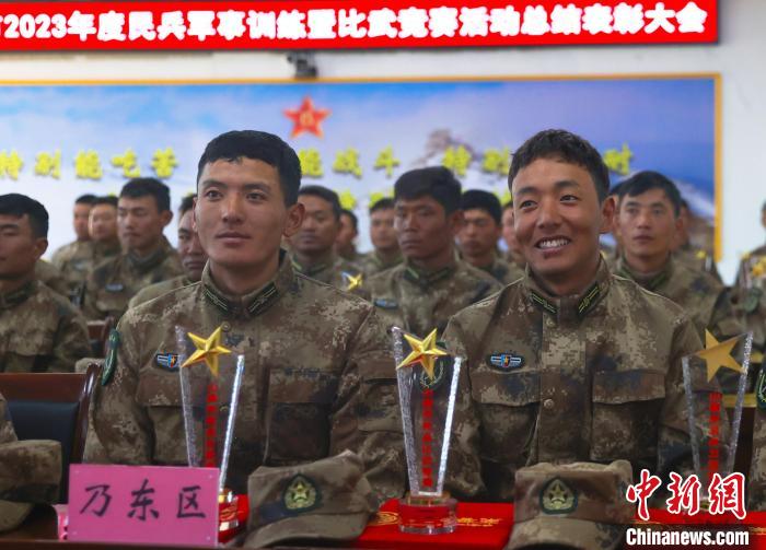 表彰大會上，獲獎選手開心瞬間?！敲衫?攝
