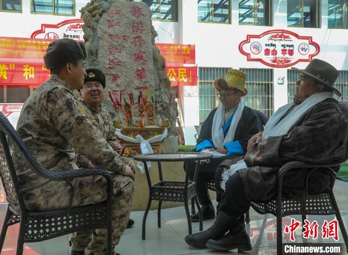 圖為阿里軍分區(qū)某邊防團(tuán)官兵與駐地群眾拉家常?！詵| 攝