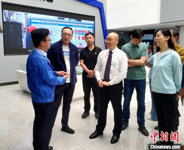 圖為全國政協(xié)委員、農(nóng)工黨青海省委主委王昆(中)在企業(yè)調(diào)研?！」鶟M福 供圖