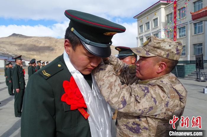 卸下軍銜等標(biāo)識?！⒖≥x 攝