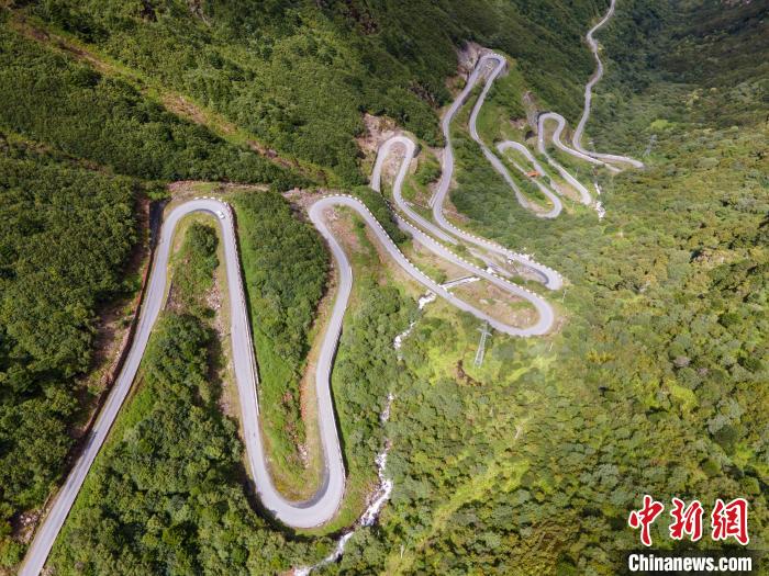 圖為西藏山南錯那縣的盤山公路，錯那縣被命名為全國“四好農(nóng)村路”示范縣?！〗w波 攝