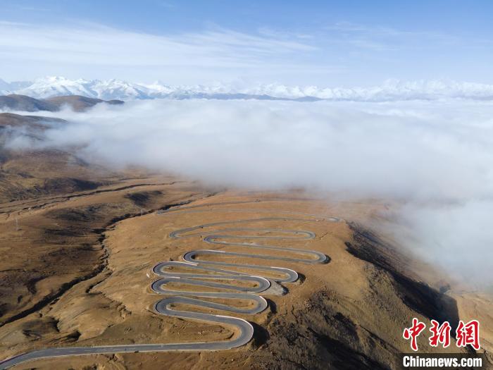 圖為西藏定日縣，前往珠穆朗瑪峰大本營蜿蜒的公路與云海。　江飛波 攝