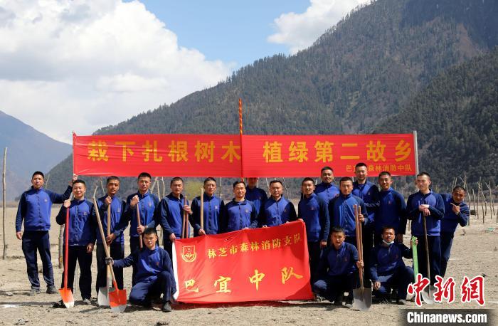 林芝市巴宜區(qū)森林消防中隊(duì)志愿服務(wù)隊(duì)合影留念。　西繞拉翁 攝