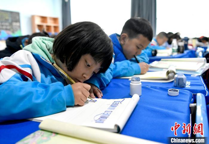 3月14日，西藏拉薩市第一小學(xué)一年級六班的學(xué)生們在藏語文課上書寫藏文?！±盍?攝
