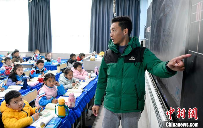 3月14日，西藏拉薩市第一小學(xué)藏語文老師拉巴次仁在課堂上?！±盍?攝