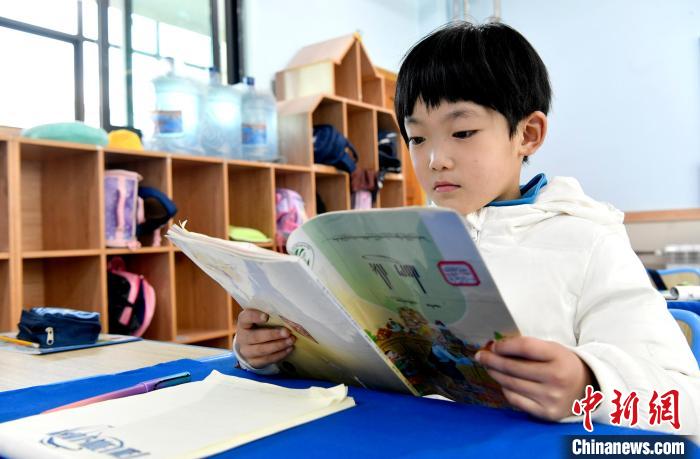 3月14日，西藏拉薩市第一小學(xué)一年級六班學(xué)生丁增樂吉在閱讀藏語課本?！±盍?攝