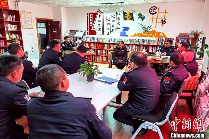 圖為亞?wèn)|出入境邊防檢查站民警與銀行業(yè)務(wù)人員進(jìn)行金融知識(shí)深入交流。　胡利媛 攝