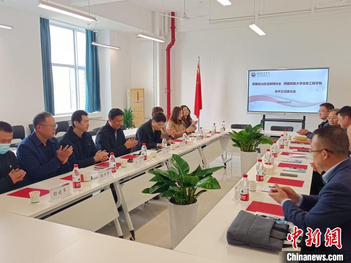 圖為座談會(huì)議現(xiàn)場(chǎng)?！「裆?攝