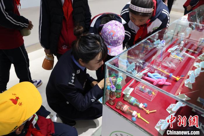 圖為亞東邊檢站民警為駐地小學(xué)生開展禁毒教育?！『?攝