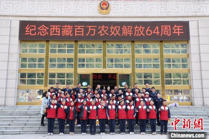 圖為亞東邊檢站民警代表與駐地小學(xué)師生代表合影留念?！『?攝