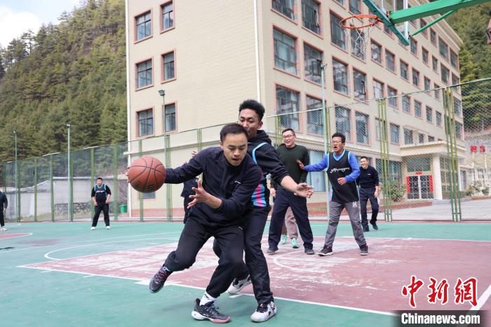 圖為亞東邊檢站民警與駐地農(nóng)業(yè)銀行代表開展籃球友誼賽?！『?攝