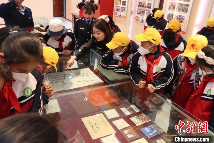 圖為亞東邊檢站民警為駐地小學(xué)生講解該站榮譽(yù)發(fā)展史?！『?攝