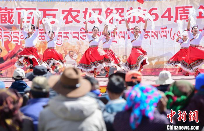 圖為墨竹工卡縣龍珠崗村，文藝演出現(xiàn)場?！∝暩聛硭?攝