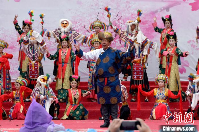 3月28日，西藏林芝第二十屆桃花旅游文化節(jié)開(kāi)幕式上的文藝表演?！±盍?攝