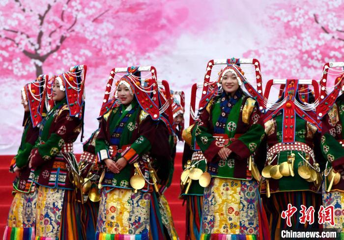 3月28日，西藏林芝第二十屆桃花旅游文化節(jié)開(kāi)幕式上的文藝表演?！±盍?攝