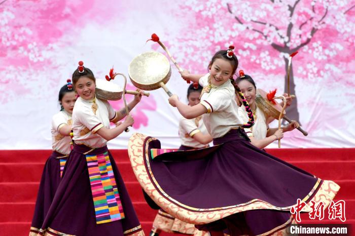 3月28日，西藏林芝第二十屆桃花旅游文化節(jié)開(kāi)幕式上的文藝表演。　李林 攝
