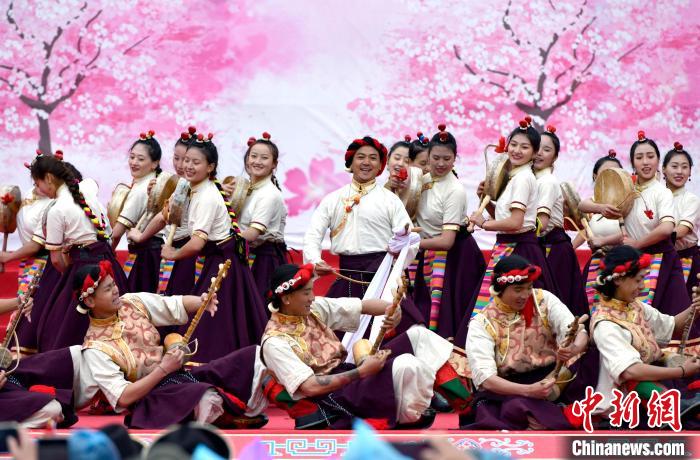3月28日，西藏林芝第二十屆桃花旅游文化節(jié)開(kāi)幕式上的文藝表演?！±盍?攝