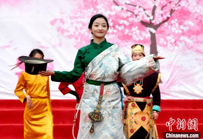 3月28日，西藏林芝第二十屆桃花旅游文化節(jié)開(kāi)幕式上的文藝表演?！±盍?攝
