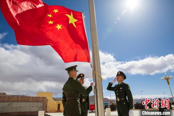 圖為在西藏阿里地區(qū)札達縣，軍民共同舉行升國旗儀式，慶祝西藏百萬農奴解放紀念日?！詵| 攝