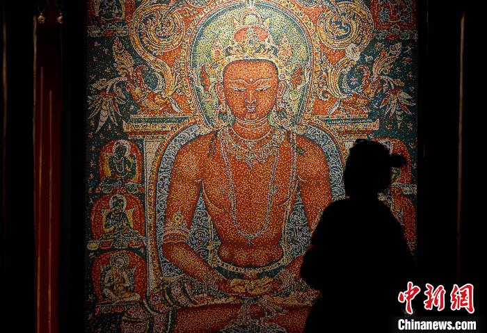3月31日，觀眾欣賞展覽中的作品?！±盍?攝