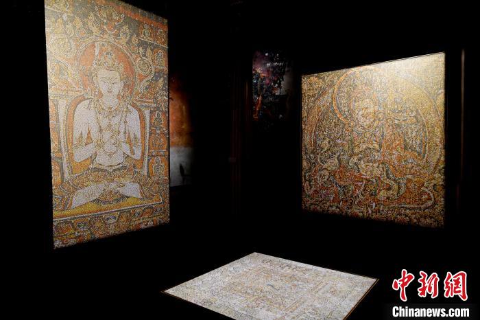 3月31日，觀眾欣賞展覽中的作品?！±盍?攝
