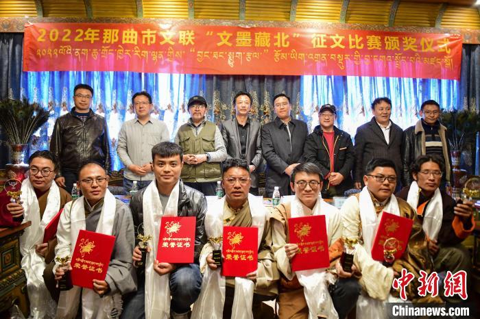 圖為獲獎人員合影留念?！∝暩聛硭?攝